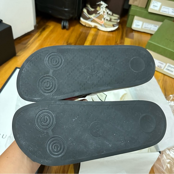 Classic Gucci Rubber Slide Sandal - Picture 4 of 7